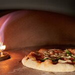 PIZZERIA Lucca - 料理写真:イタリア直輸入のピッツァ専用窯で一気に焼き上げます