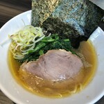 Yokohama Iekei Samurai - 半ラーメン（塩） かため濃いめ多め 750円