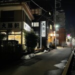 大勝軒 - 雪が残る店頭です