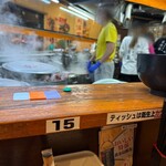 ラーメン 末廣家 - 大量の豚骨が積み上げられたサブの寸胴｡常時グッラグラのグッツグツ｡