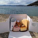 ピアッコリーナ・サイ - テイクアウトして、すぐ近くの海岸にて、おやつタイムっ！