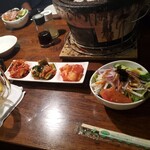 ホルモンさわ - 先ずはサラダとキムチの盛り合わせ。