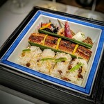 ロイヤルブルーティー六本木ブティック・ザ ティー バー - 三の段には、穴子の棒鮨と、煎り大豆ご飯。 「煎り大豆ご飯」は、初めて頂きましたが、香ばしくてとっても美味、添えられた 利休麩もやはり美味しくて、精進料理がお得意なのかもしれない と感じました。