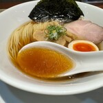 酒肴場 屯 - 日の煮干し中華は、煮干し感強めでほろ苦ビターな大人な味わい。芳醇なカエシでコクと深みもしっかり