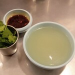 渋谷カオマンガイ - スープとパクチーとタレ。これ、結構辛いタレなので、我々はあまり使いません。