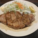 とんかつビストロ 肉のマルコウ - かなり分厚いです！