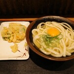 Homba Sanuki Udonoya Jinoseimenjo - 月見うどんの大に野菜かき揚げ