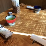 うなぎ亭 友栄 - 一枚板のテーブル