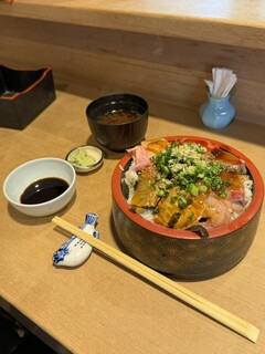 鮨処 一真 - 海鮮丼 赤だし付