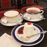 築地 - ムースケーキ、ウインナー珈琲、紅茶♡
