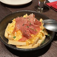 バル デ エスパーニャ ムイ 名古屋ミッドランド店 - ポテトフライ半熟卵とスペイン産"ハモンセラード"のせ