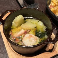 バル デ エスパーニャ ムイ 名古屋ミッドランド店 - 北海道産タコとじゃがいものアヒージョ