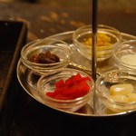 Beru Fureisu - rundollカレーの付け合わせは５種類。福神漬、らっきょう、干しぶどう、粉チーズ、コーン。