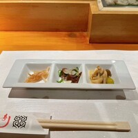 ちょこっと寿し 別邸 - 先付（ごぼうの梅和え、ぶり、ホッキ貝＆きのこ、銀杏の酢味噌和え）