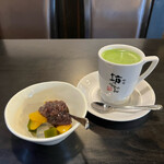 킷사 봇챤 - 말차 라떼와 서비스로 제공되는 앙미츠