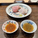 御料理 ふじ田 -  向付：皮目炙りのハカツオ、マツカワカレイ