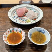 御料理 ふじ田 -  向付：皮目炙りのハカツオ、マツカワカレイ