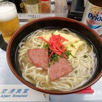 Kuukou Shokudou - 私のオーダーした「ポーク玉子そば」…スープはあっさりポークと玉子って合うんですよ～美味しかったです…やっぱりオリオンビールですよねｗ♪