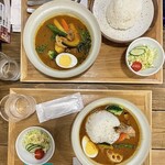 Achi Terasu 102 Soup Curry Dining - 野菜スープカレー¥1200(上)、手羽元ランチセット¥1000(下)