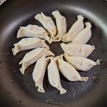 堀久餃子本舗 - 油の上に並べる