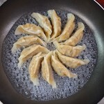 堀久餃子本舗 - 水入れます