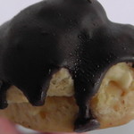 LAWSON - 料理写真:カスタードエクレア（１１０円）