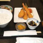 Oshokujidokoro Tashichi - 日替わり定食   えびフライ   白身魚フライ   豚すじカレー。