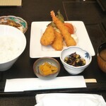 Oshokujidokoro Tashichi - 日替わり定食   えびフライ   白身魚フライ   豚すじカレー。
