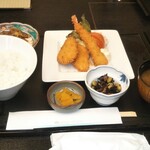 お食事処 多七 - 日替わり定食   えびフライ   白身魚フライ   豚すじカレー。