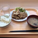 Chitoseshiyakusho Shokudou Kissa - から揚げ定食、野菜サラダ、ご飯と味噌汁です。