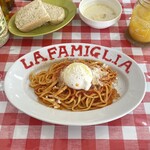 ラ ファミリア - トマトソースとブッラータチーズのパスタ