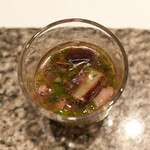 Quintessence - 銀杏、セリ、チコリ、イノシシ肉、鳥マルチョウなどのスープ