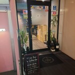 WINE BAR Le collier d'or - エレベーターを降りた正面にある入り口。