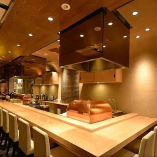 臨場感あふれるカウンター席