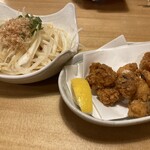Sushi Izakaya Yataizushi - オニオンサラダ、タコ唐揚げ