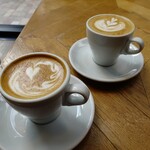 METoA Cafe ＆ Kitchen - フラットホワイトとカフェラテ