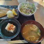 オサカナヤ YOSHINO - 味噌汁、小鉢(冷奴)、ミニサラダ♪