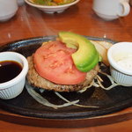 ステーキハンバーグ＆サラダバー けん - 照りタルソースのアボガドトマトハンバーグ