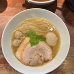 麺や而今 - 塩鶏湯そば味玉入り（1250円）