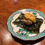 焼鳥 酉乃洲 - 鶏モモのタタキ、納豆ソース