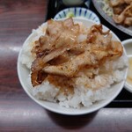 Uchuuken Shokudou - 残ってるタレに豚バラを浸けてから
      ご飯にバウンドし口の中にINっ❕
      これ、絶対に旨い奴〜♪(笑)
      爽やかなフルーティさある秘伝のタレと
      香ばしくカリッと焼かれてる豚バラが
      いい味わいを出してるよねえ❕