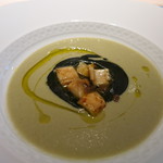 フォリオリーナ・デッラ・ポルタ・フォルトゥーナ - 墨烏賊とポロ葱のスープ　アンチョビ風味のイカスミのサラダ添え