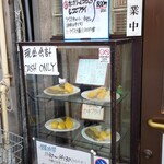 はね海老 - ショーケースに"CASH ONLY"の表記が…インバウンドのお客さんが増えたからでしょうね┐(´д｀)┌