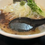 麺や勝治 - すっきりした牛骨塩スープに青唐辛子で辛味をプラス。牛骨らしいクセは多少感じるものの旨味と辛味で上手く抑えてます