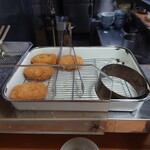 加賀 - L字カウンター短い方に立つと、目の前が揚げている位置。