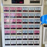 加賀 - 玄関入ってすぐ左の券売機。