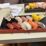 Hokake Sushi - 1.5人前1.400円なら文句無し。向かいに座った同僚の中トロが美味そうだったな*ˊᵕˋ)੭牛蒡の巻物は初めてでしたが美味しかった。あと、赤だしのお椀も付いてます。