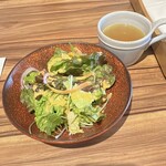 Wagyuu Guriru Dainingu Kaukamu - サラダとスープ（ドレッシングめちゃうま！）