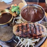 炭火ハンバーグ 肉焼き亭 - ﾊﾝﾊﾞｰｸﾞとﾐﾆ黒ｶﾚｰM1780円 左デミグラス　右ﾐﾆ黒ｶﾚｰ