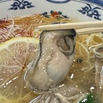 中華そば 水嶋 - 旨味が凝縮された半生の牡蠣が3つ！